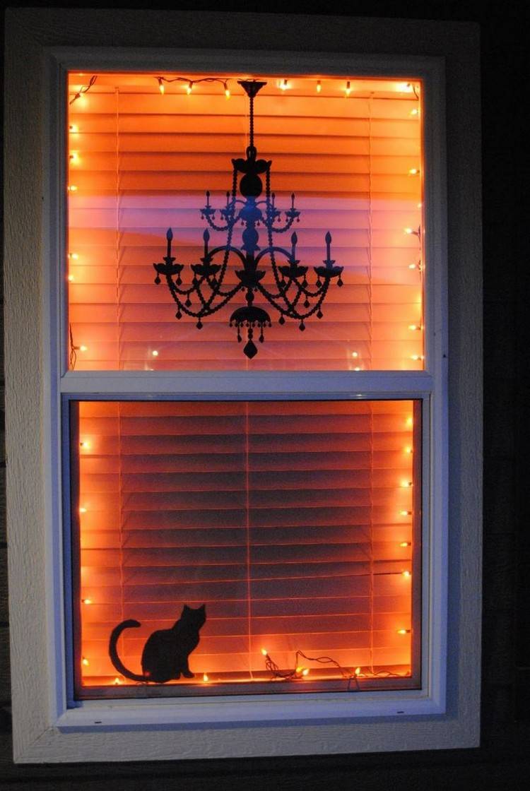halloween indretning ideer vindue fe lys lysekrone kat silhuet
