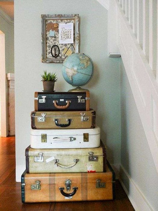 غرفة نوم داخلية جميلة مع حقائب سفر قديمة