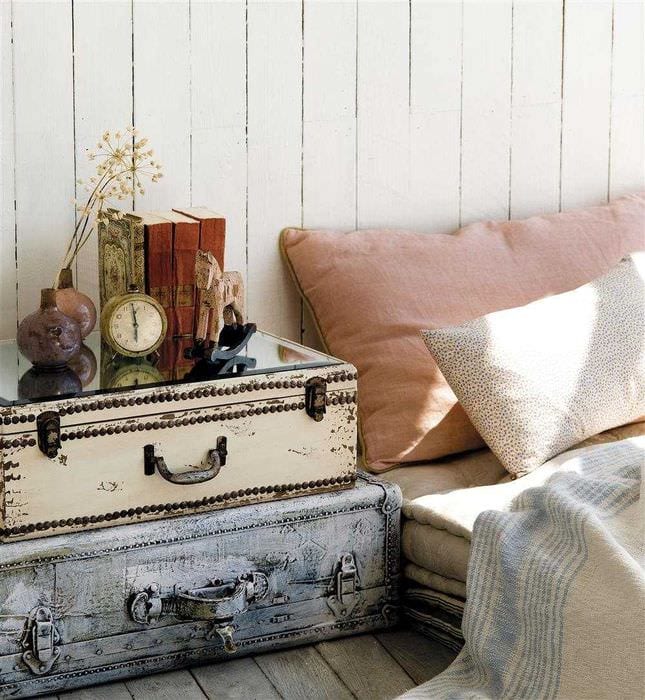 světlý design ložnice se starými kufry