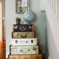 jasný design obývacího pokoje se starými kufry