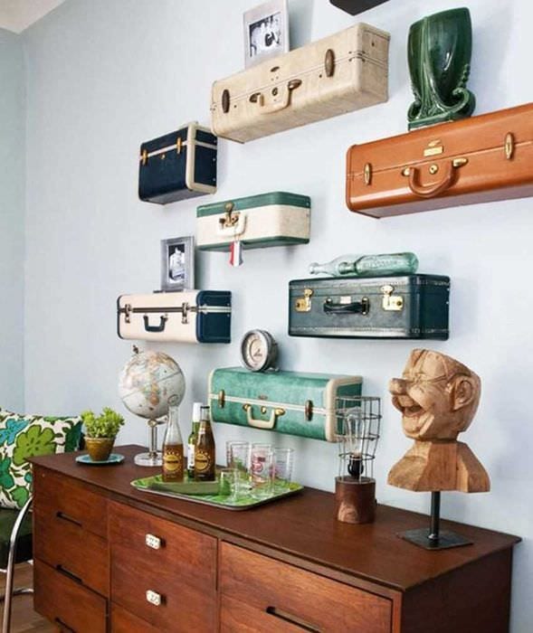 krásný design pokoje se starými kufry