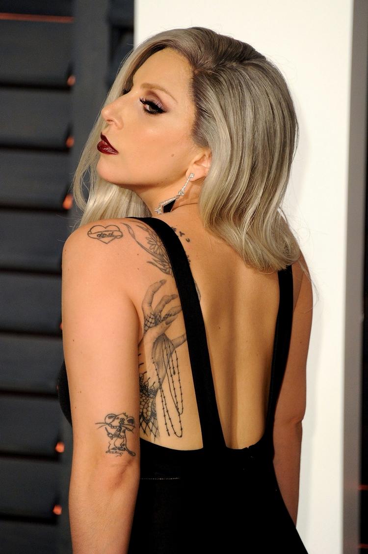 lady-gaga-med-tatoveringer-på-ryg-og-arm-som-hyldest-til-fans