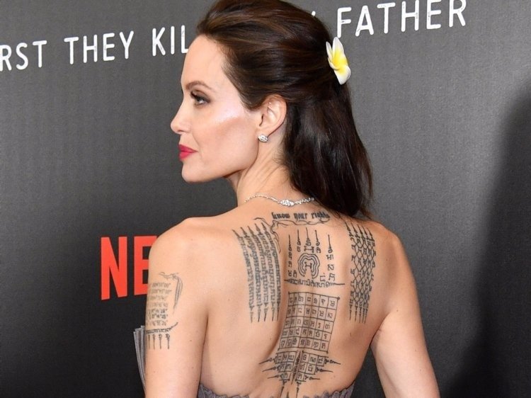 angelina jolie med tatoveringer på ryggen i form af skrifttyper