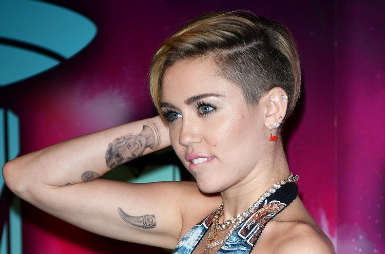 tatoveringer-af-miley-cyrus-som-en-af-stjernerne-med-tatoveringer