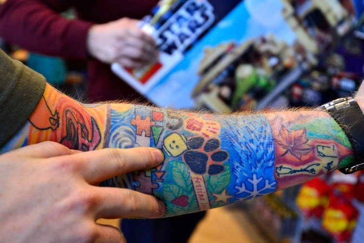 farverige-tatoveringer-af-ed-sheeran-med-lego-hoved-og-pot-tatoveringer