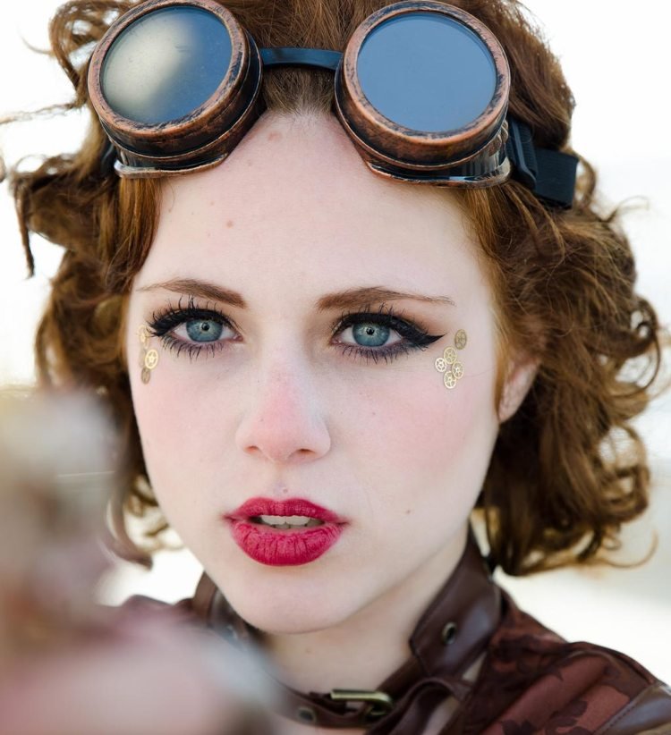 Steampunk-makeup-ideer til damer med katteøjne og røde læber