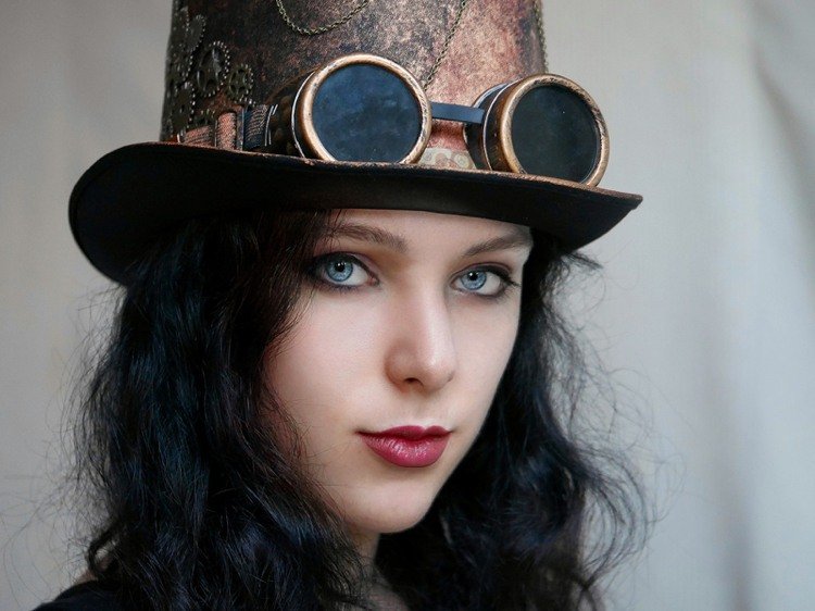 Steampunk-makeup-ideer til kvinder med røde læber og katteøjne