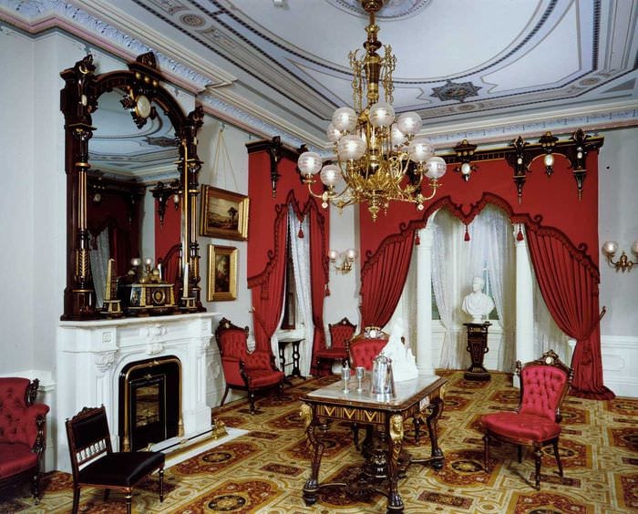originalt design af stuen i empirestil