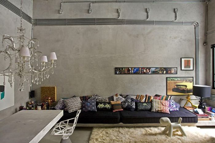 Unfertiger Beton in einem Zimmer im Loft-Stil