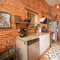 Perete de cărămidă roșie în bucătăria unei case private