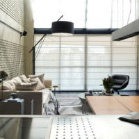 Interior de studio în stil mansardă gri