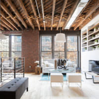 Holzdecke in einem Zimmer im Loft-Stil