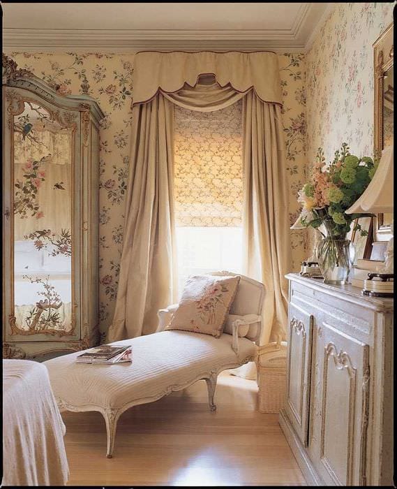 svetlý interiér miestnosti v štýle Provence
