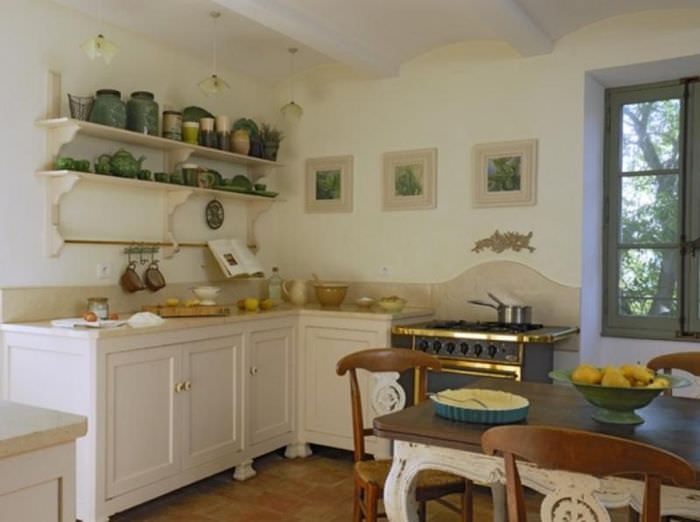 Åbne hylder i indretning i Provence -stil