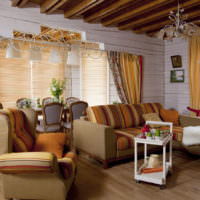Világos bútorok és világos falak kontrasztja egy provence -i stílusú nappaliban