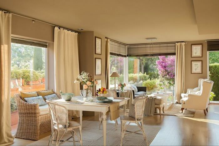 Interiør i stuen i en beboelsesejendom i Provence -stil