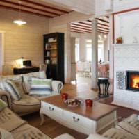 Pejs i stuen i et sommerhus i Provence -stil