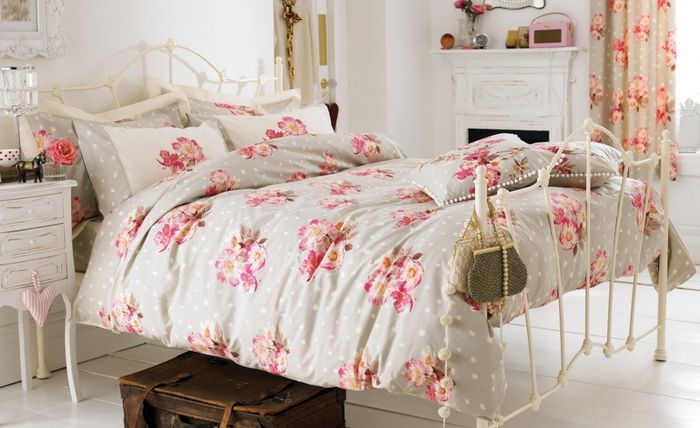Seng i soveværelset i et landsted i stil med Provence