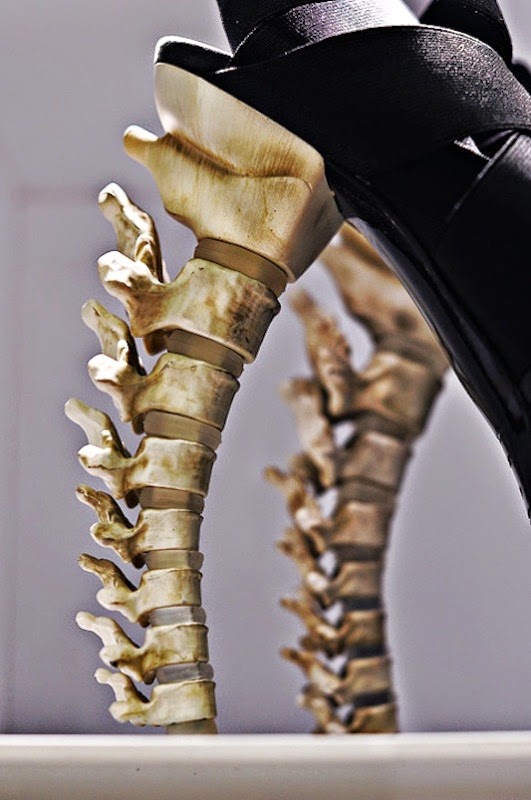 rygsøjlen-design-dsquared-efterår-2010 Hæle i skeletform