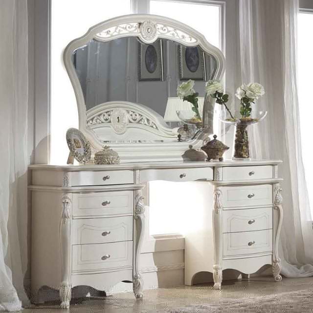 Stilistisk infusjon av et hvitt sminkebord med et speil inn på soverommet