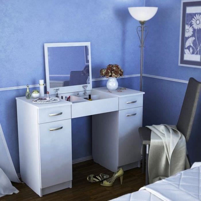 Stilistischer Aufguss eines weißen Schminktischs mit Spiegel ins Schlafzimmer