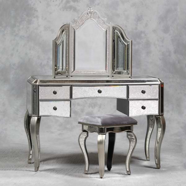 Stilistischer Aufguss von Möbeln mit Spiegel ins Schlafzimmer