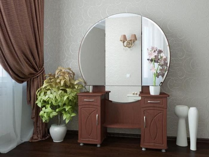 Stilistisk infusjon av et toalettbord med et speil inn på soverommet