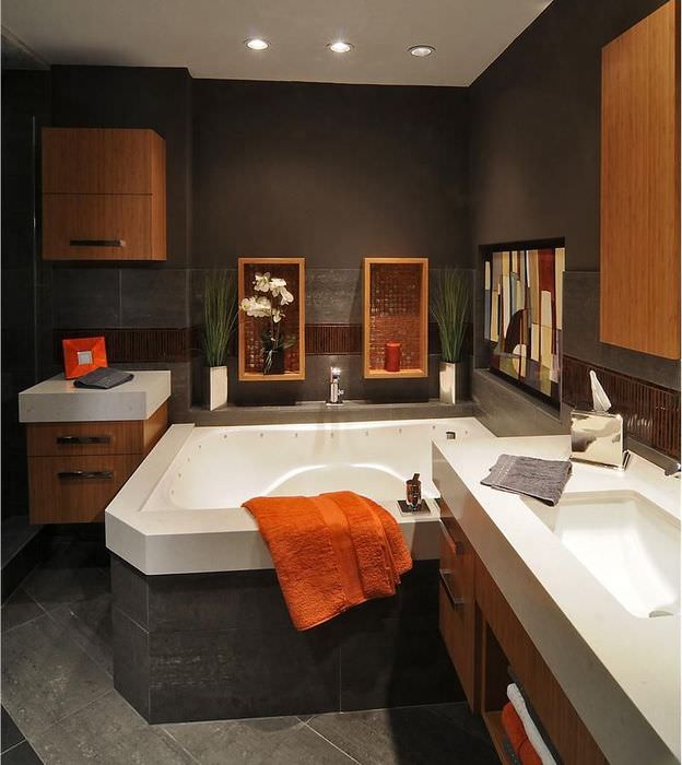 Оранжева кърпа на ръба на ваната в тъмнокафява стая