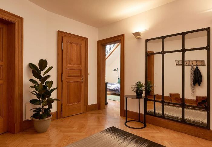 כניסה לבית פרטי עם רצפה חומה ודלתות עץ