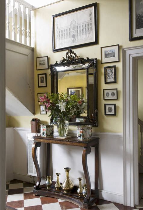 Решетка в класически стил с кафява тапицерия в коридора на частна къща