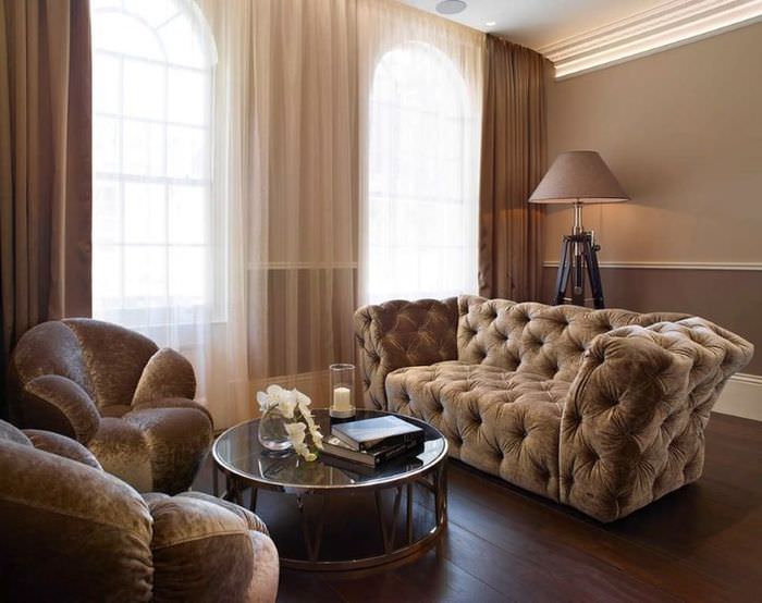 Мека мебел с кафява тапицерия в интериора на модерен хол
