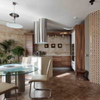 Кафяви керамични плочки в хола на частна къща