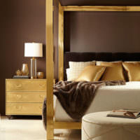 Комбинацията от злато с кафяво в дизайна на спалнята