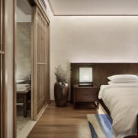 השילוב של חום ולבן בעיצוב חדר השינה
