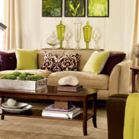 שולחן חום בסלון עם ספה בצבע בז '