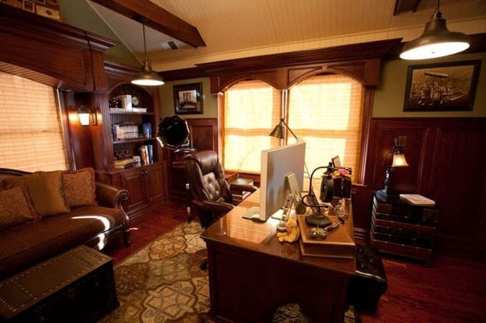 steampunk styl obývacího pokoje s koženým čalouněním