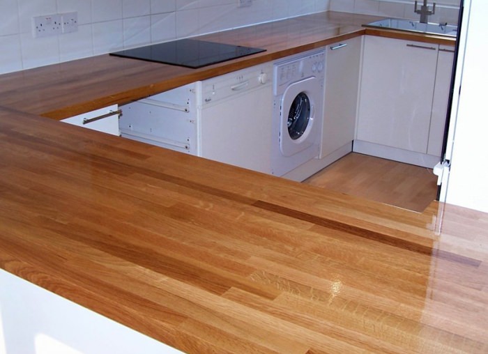 Дървен плот в кухненския дизайн.