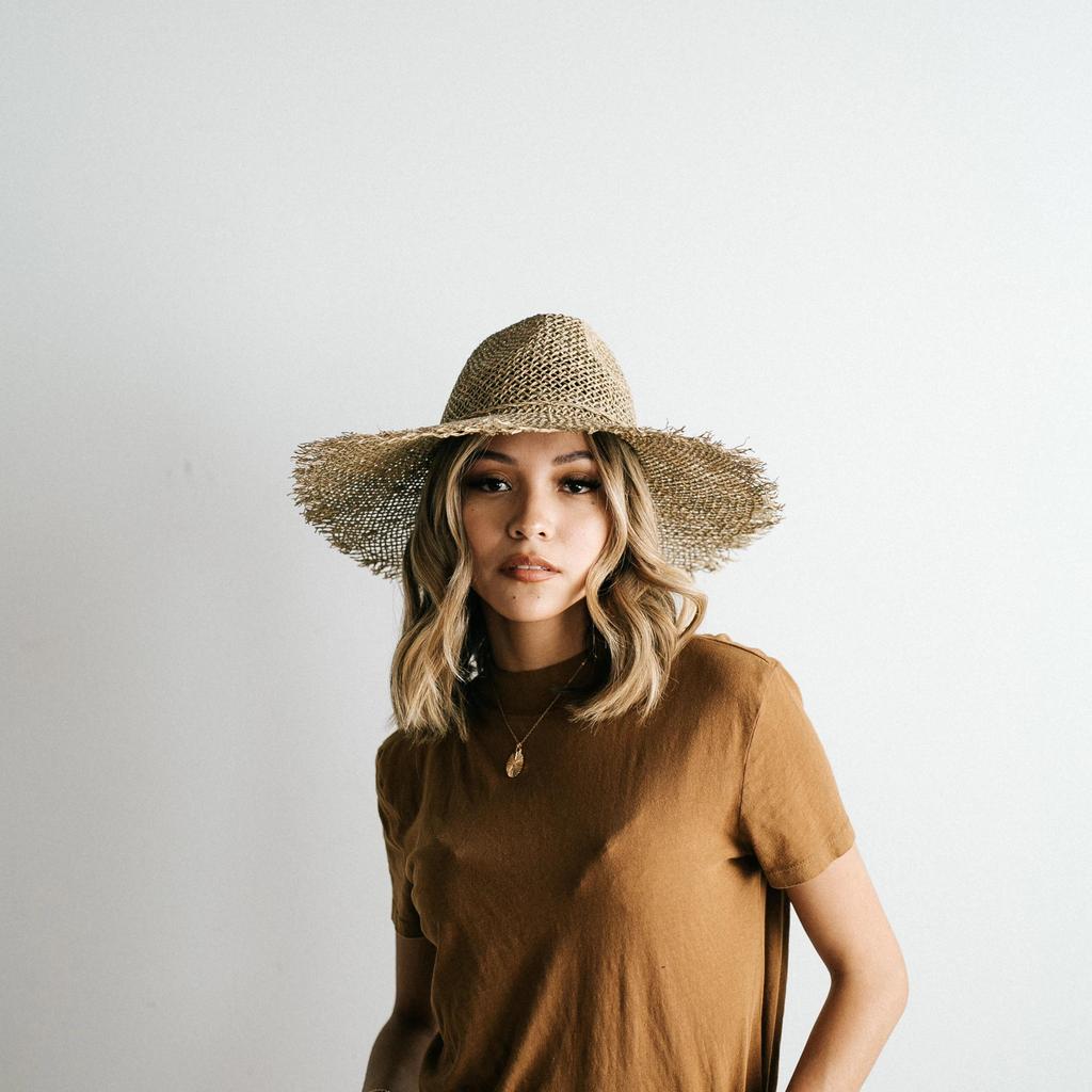 Frisurer til hatten sommer outfit ideer t-shirt overdimensionerede modetrends