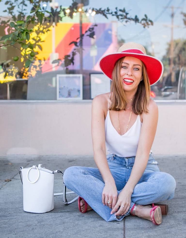 Spice up kvinders hatte simpelthen mom jeans kombinere armbånd håndtaske modetrends