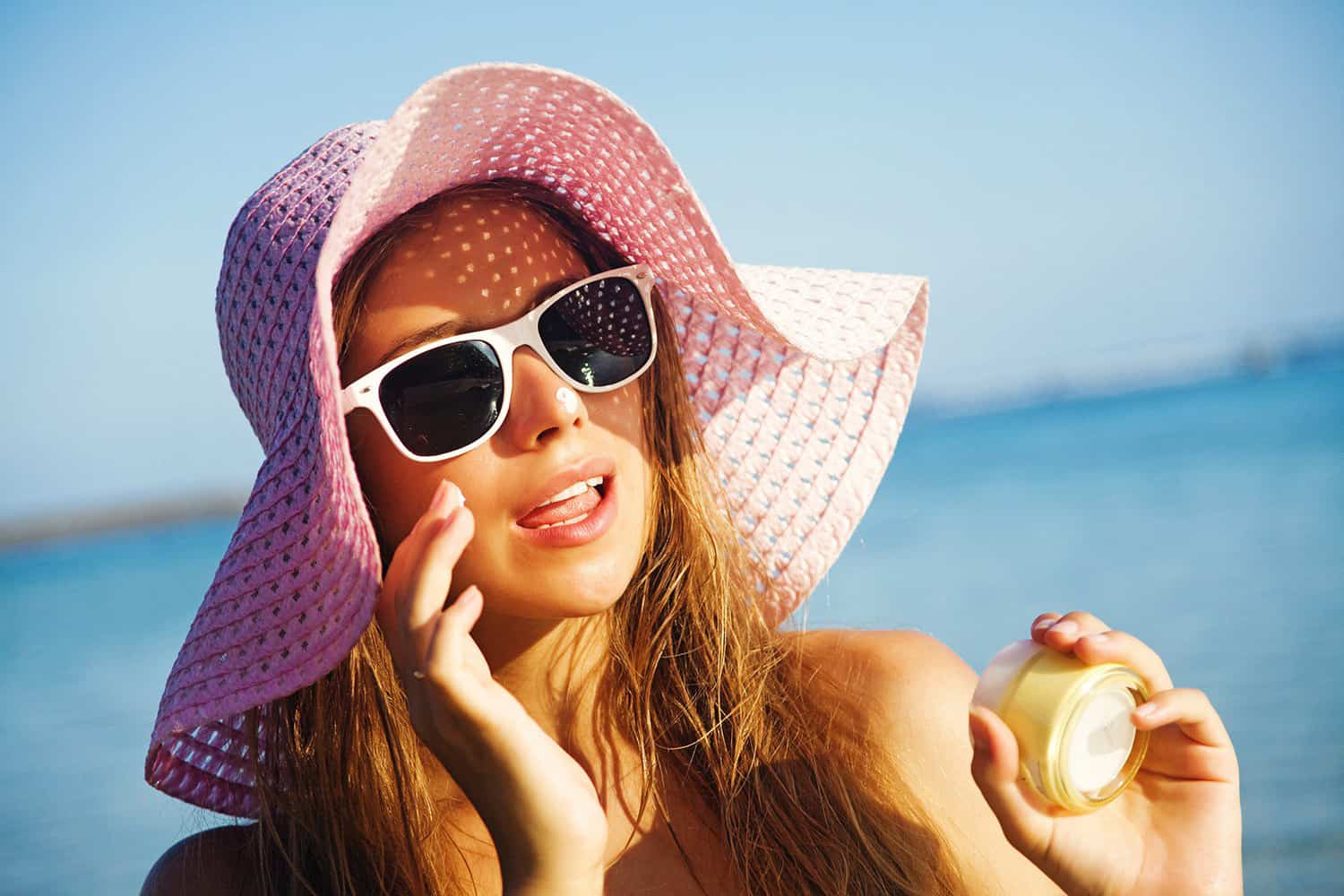 Halmhat til kvinder strandoutfit ideer solbriller modetrends solbeskyttelse hudpleje