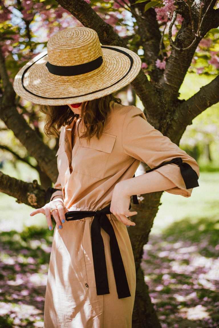 Halmhat til kvinder outfit elegant skjorte kjole beige modetrends sommertrend farver