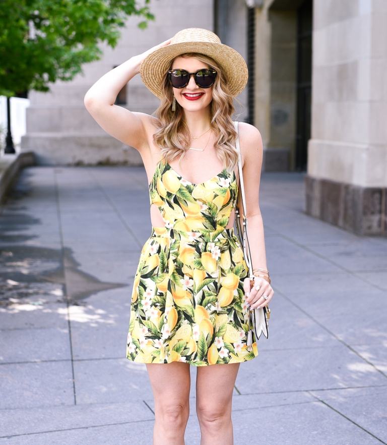 Hat modeller kvinder modetrends blomstermønster kombinerer mini kjole outfit