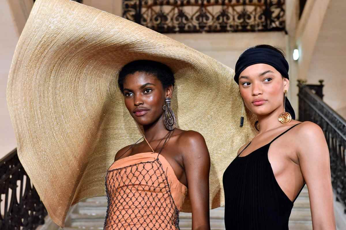 Jacquemus XXL hat mode trend sommer fishnet kjoler outfit