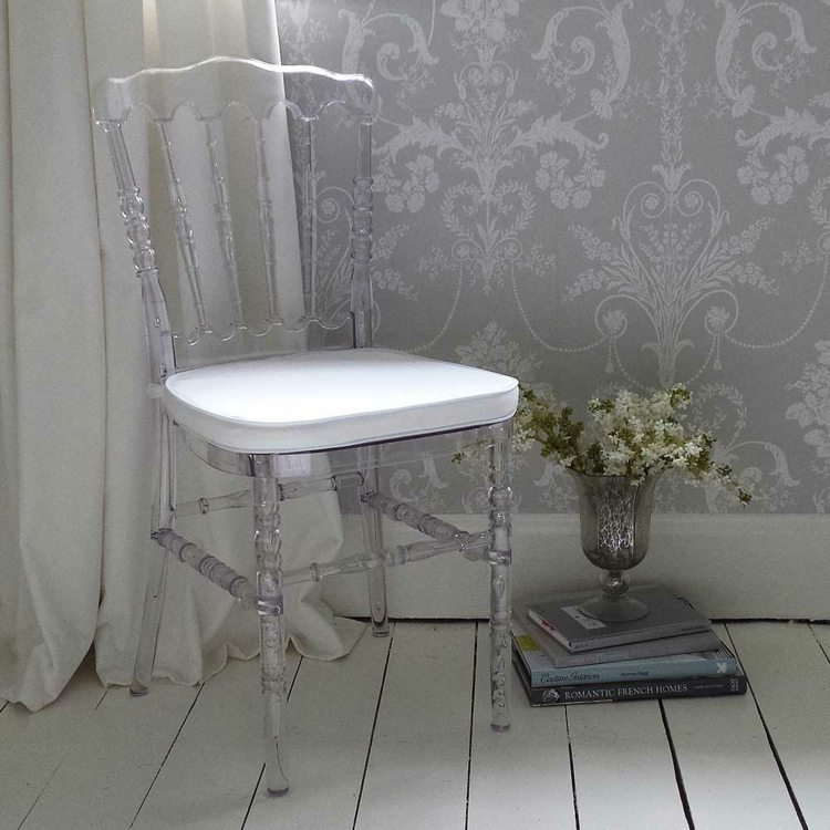 gennemsigtig stol akryl klassisk form vintage sædehynde hvid tapet grå