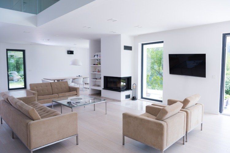 minimalistisk design i et luksuriøst værelse med en moderne pejs og søjle i hvidt