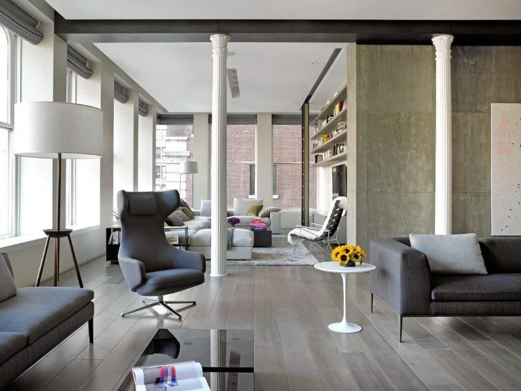Kombination af klassiske søjler i huset i traditionel stil med moderne møbler