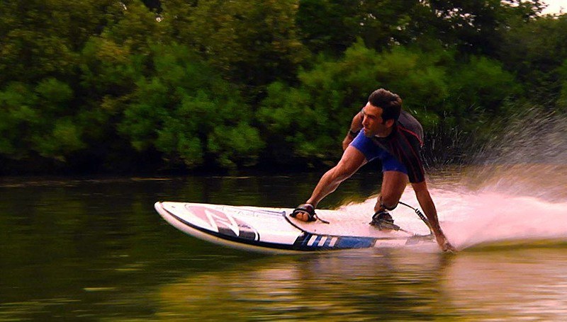 Surfing-flod-elektrisk-kontrolleret-surfbræt-moderne