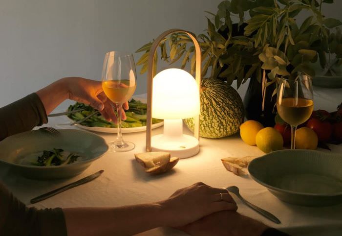 Kleine tragbare Lampe auf einem festlichen Tisch