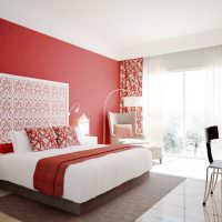 Röd färg i det inre av sovrummet