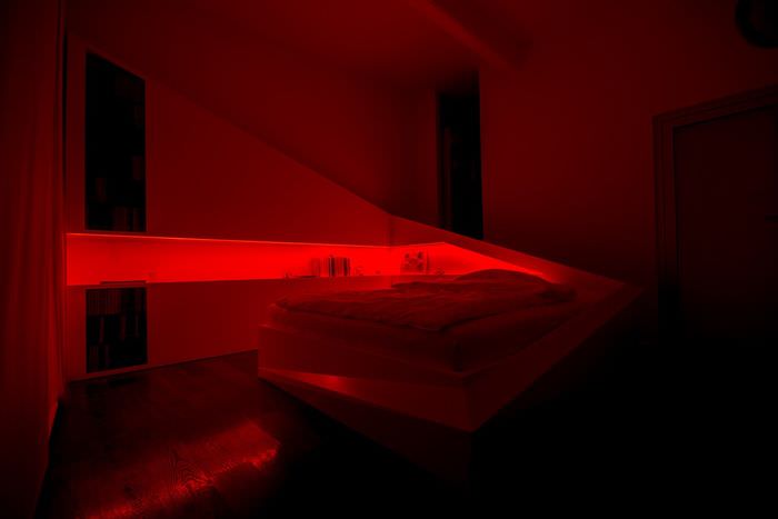 Rødt lys på soverommet